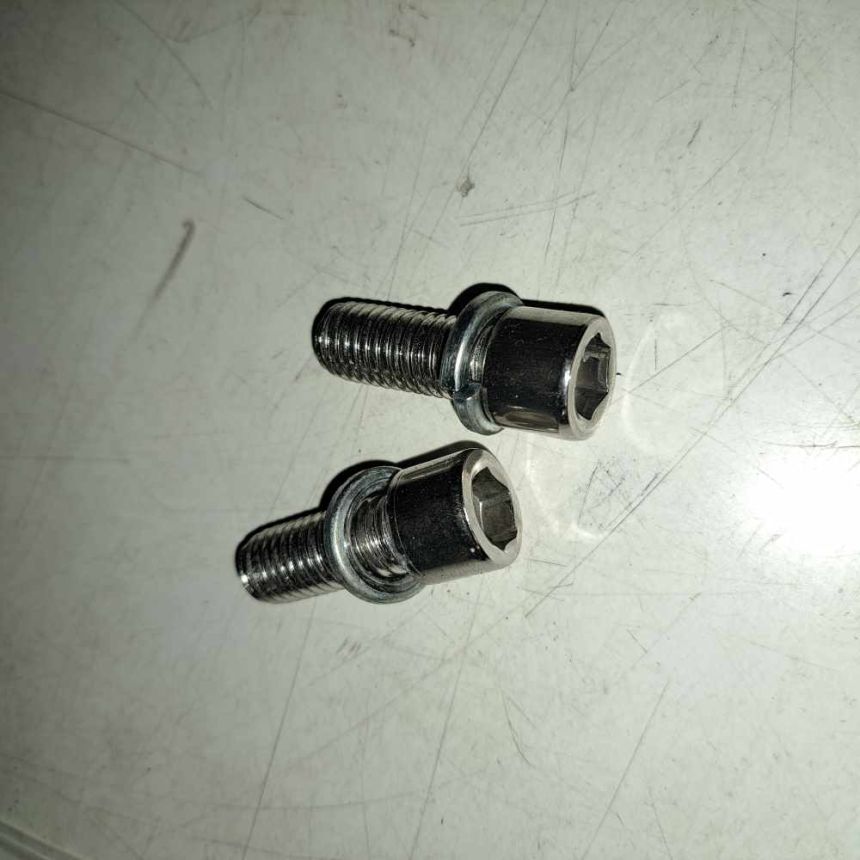 Kruiser: Moottorin kiinnityspultti pari